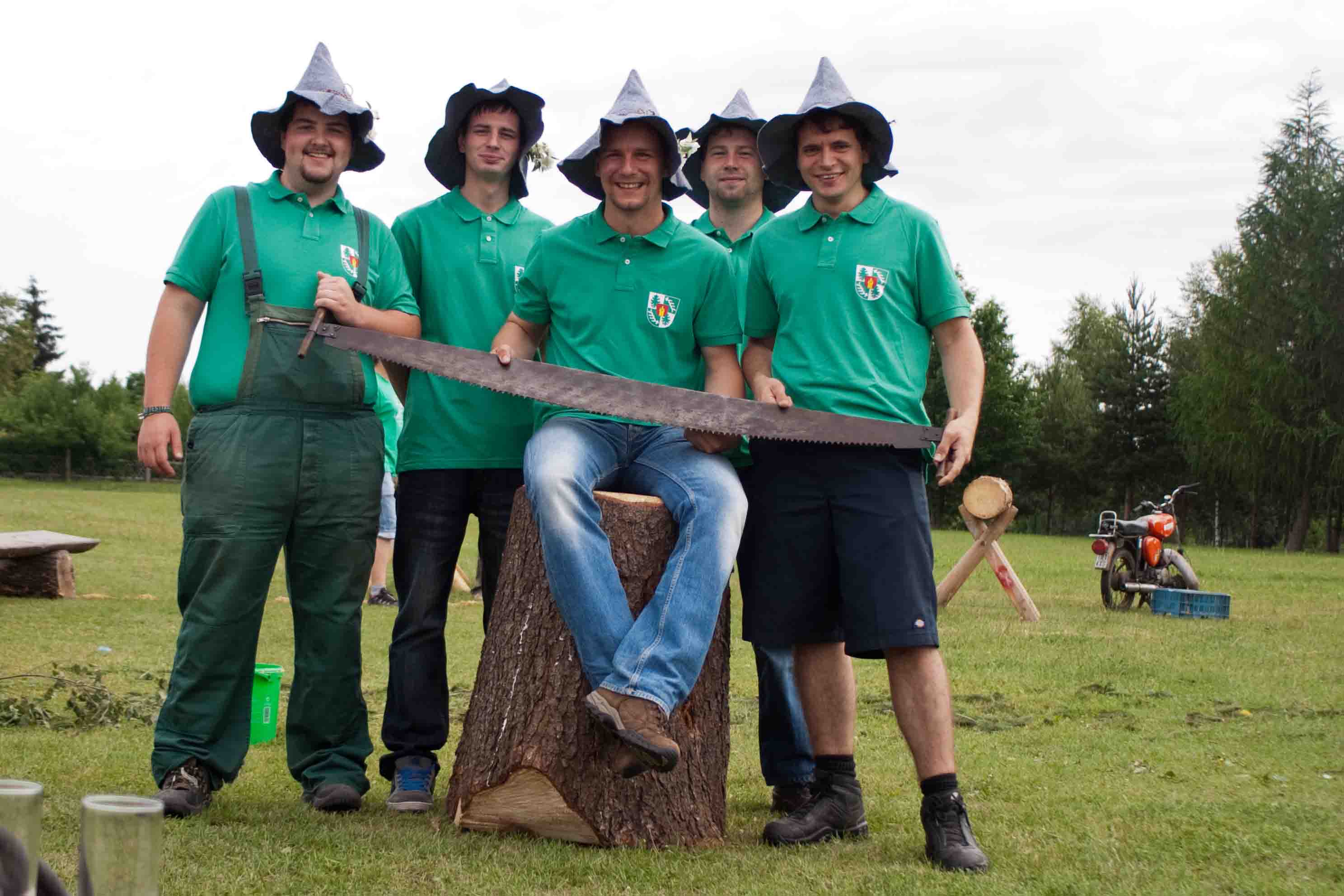 Gruppenbild Waldschrate Holzscheibensägen Quirla 2011